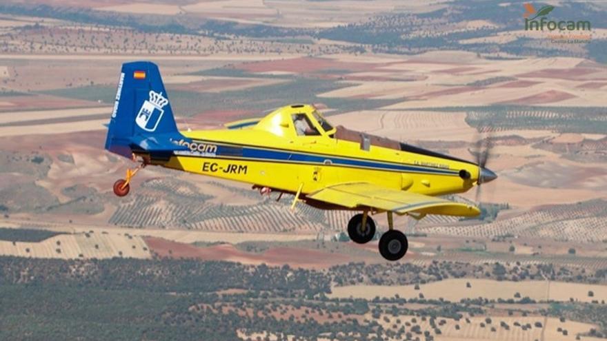 Medios aéreos y terrestres trabajan para extinguir un fuego declarado en el paraje 'Cerro Piojo' de Albacete