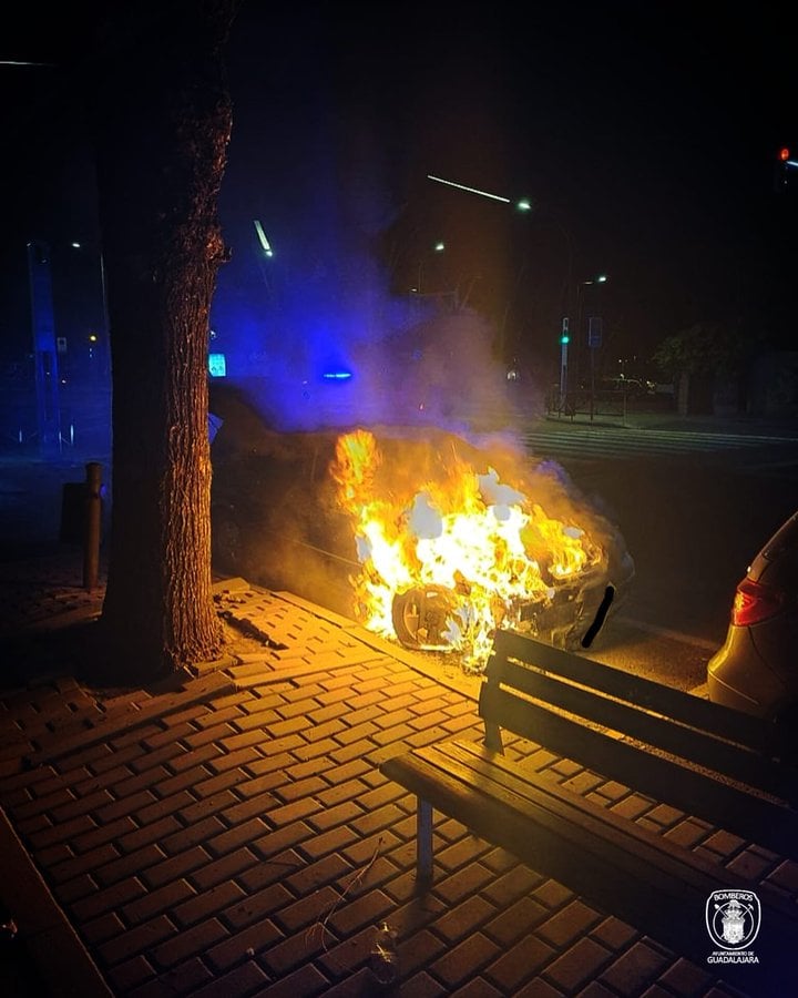 Incendio en Guadalajara: Un coche arde en plena calle sin causar daños personales