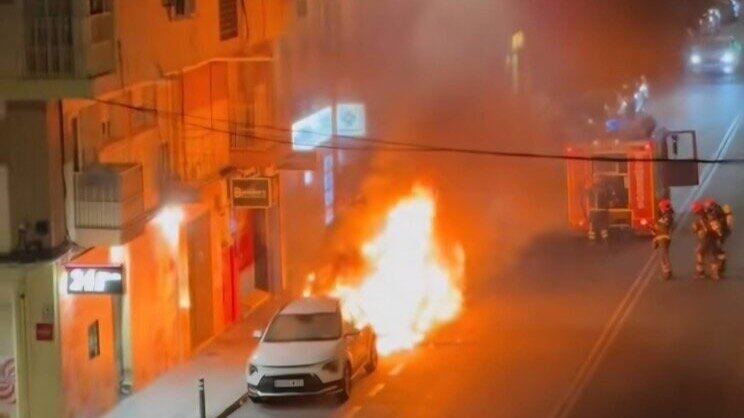 Vídeo: Susto esta madrugada por el incendio de una furgoneta en la avenida Galaroza