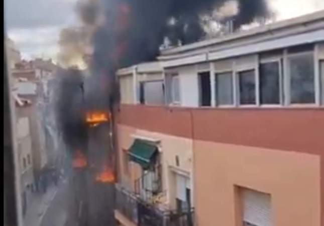 Incendio en Santa Coloma: ocho dotaciones de bomberos trabajan en la extinción de un fuego en un bloque de pisos.