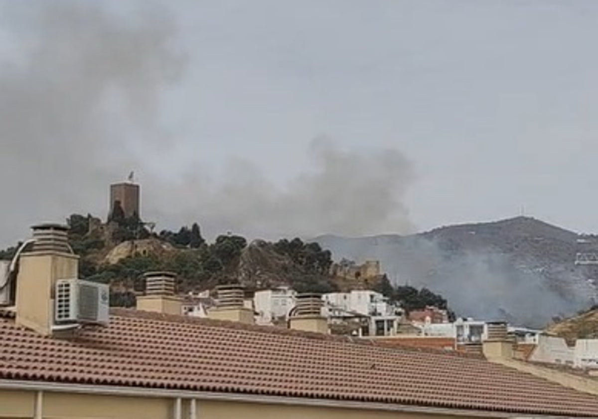 Sobresalto en Vélez-Málaga por un incendio de matorral junto a La Fortaleza