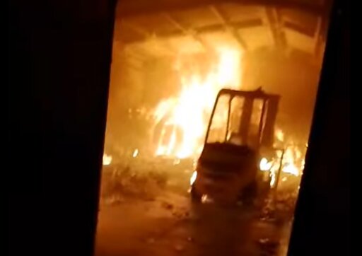 Incendio dentro de la fábrica de cartuchos en Alosno. Fuente: Vídeo SAB Bomeros Huelva Provincia