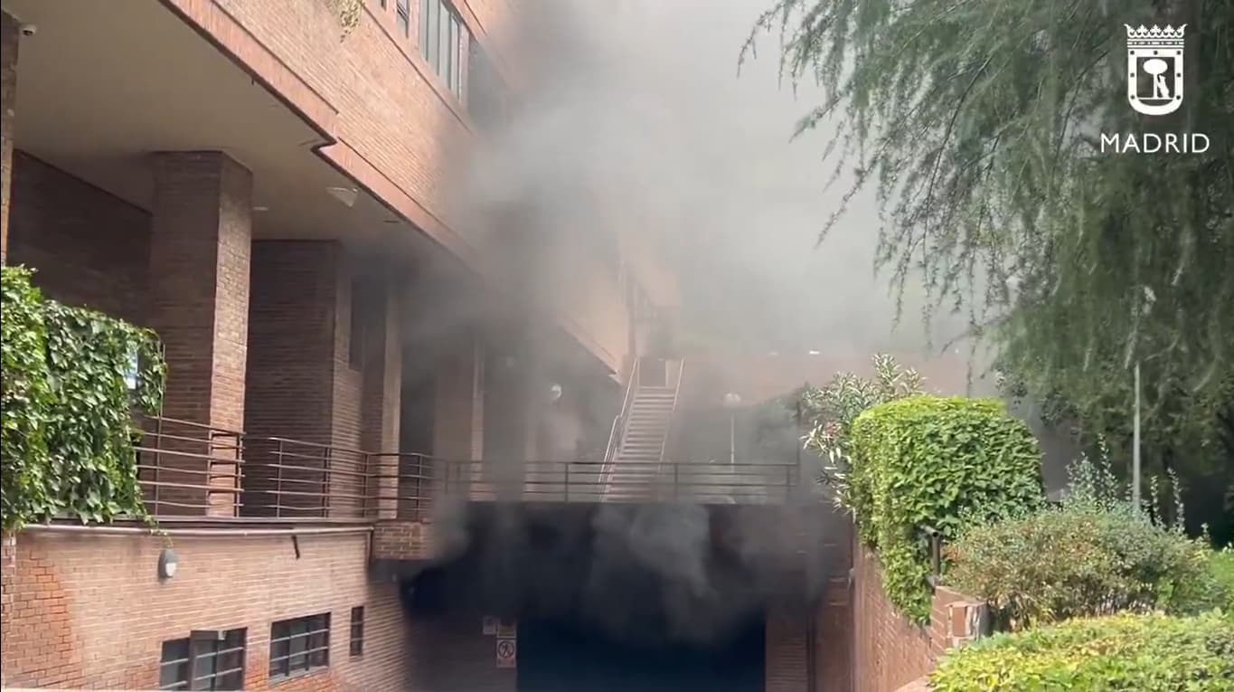 Aparatoso incendio en un garaje subterráneo de Fuencarral
