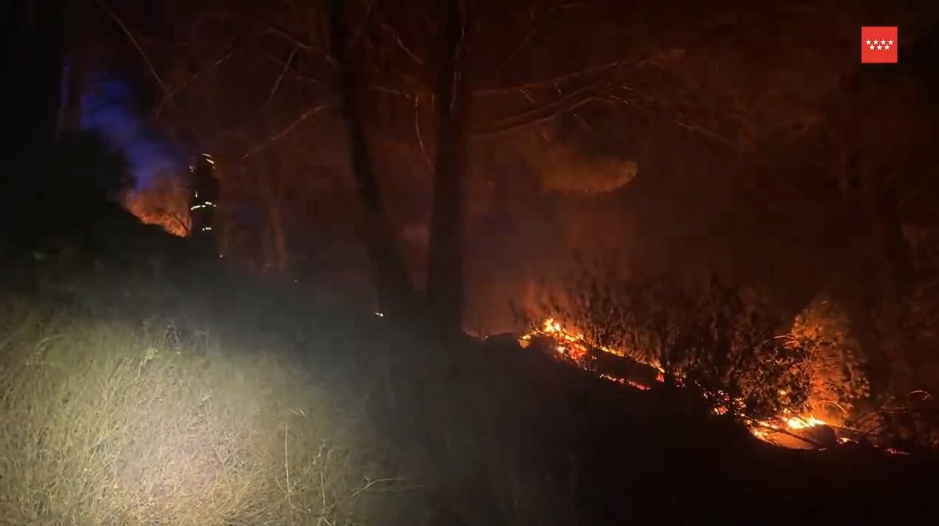 Incendio en la Sierra madrileña: Una hectárea quemada y tres chalets afectados en Collado Mediano