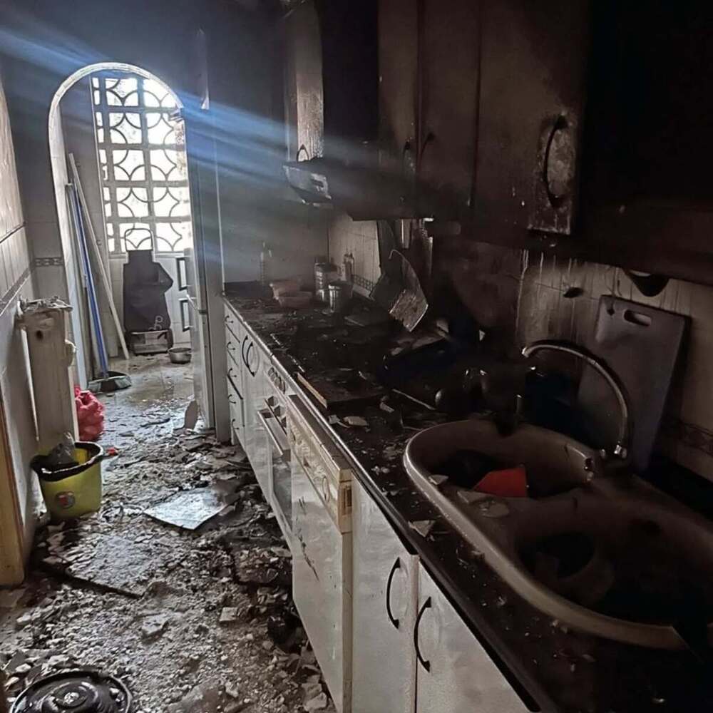 Los bomberos sofocan un incendio en la calle Valdespino