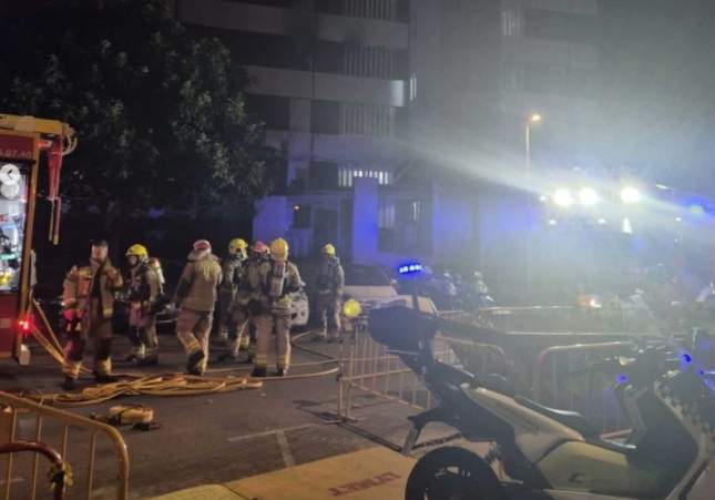 Incendio en un bloque de pisos de Bellvitge deja ocho heridos y varios vecinos atrapados