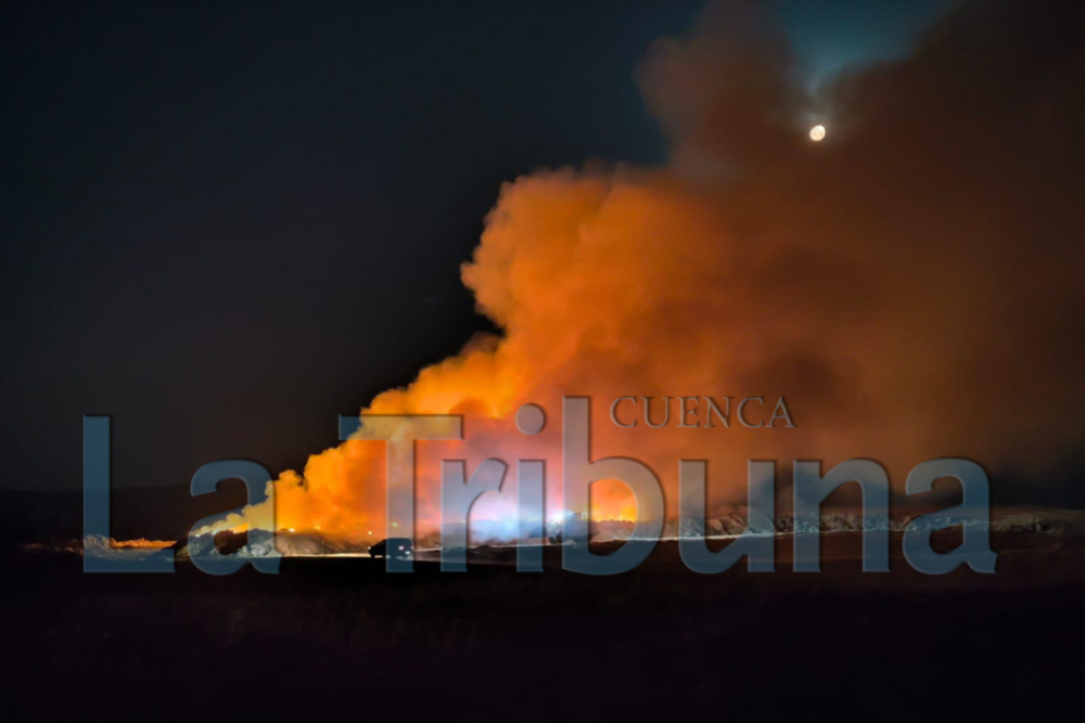 El incendio del vertedero ha quemado unos 3.000 m2 de basura
