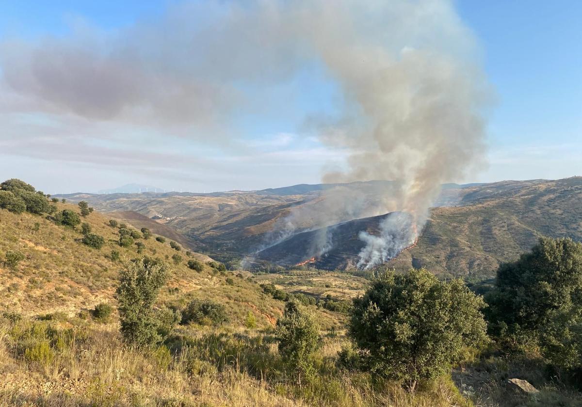 Un incendio con varios frentes se acerca a la aldea cornaguesa de Valdeperillo