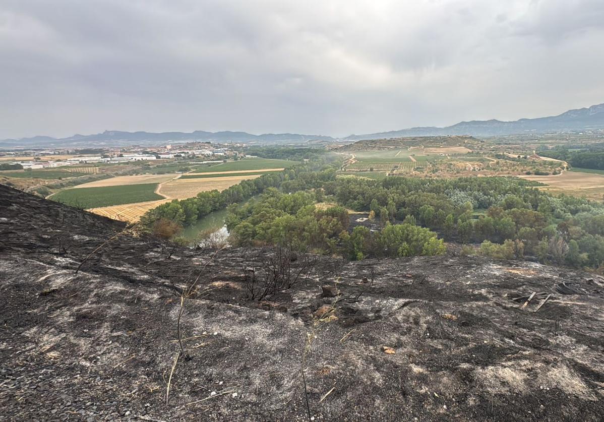 Los incendios, ya controlados, de Mansilla y Gimileo han quemado más de 50 hectáreas