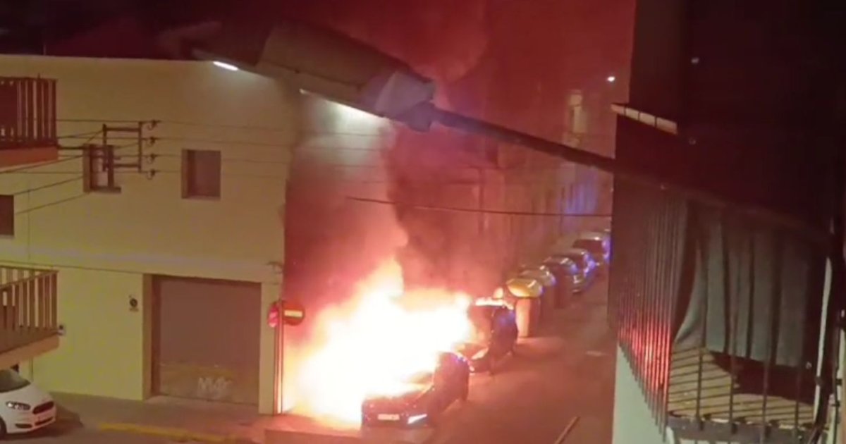 Un aparatoso incendio calcina dos coches estacionados en una calle de Lleida