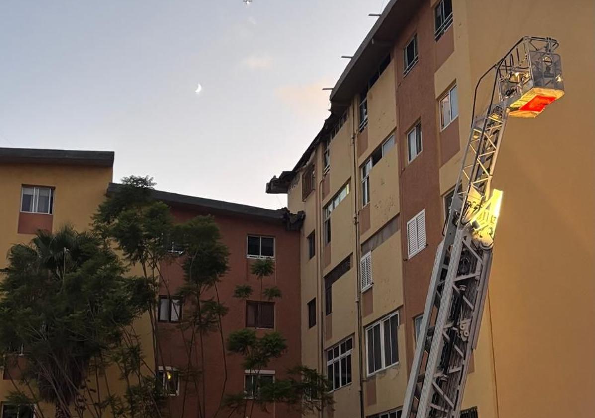 La caída de escombros en un edificio de Escaleritas provoca daños materiales
