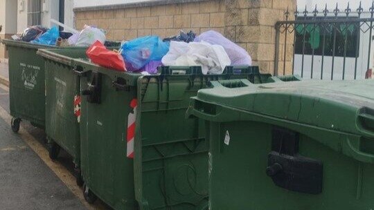 Incidentes con jóvenes en patinete eléctrico impiden recogida de basura en Lucena del Puerto
