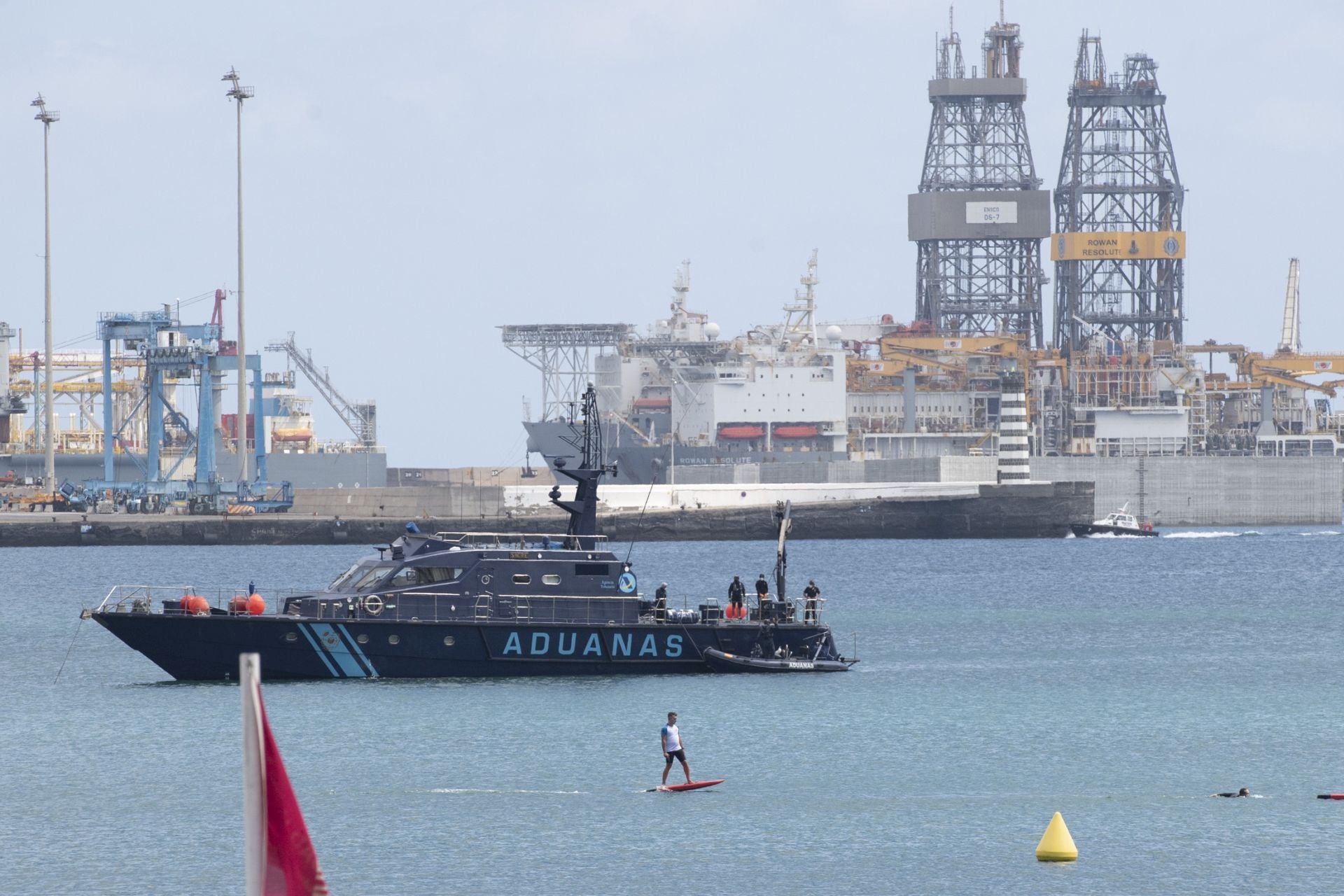 Interceptan en aguas internacionales al oeste de Canarias un buque con 3 toneladas de cocaína y detienen a cinco tripulantes por tráfico de drogas