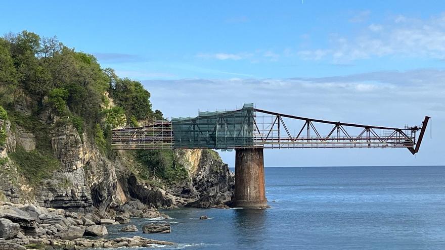 La Guardia Civil denuncia a ‘instagrammer’ por columpio de 20 metros en Castro Urdiales.