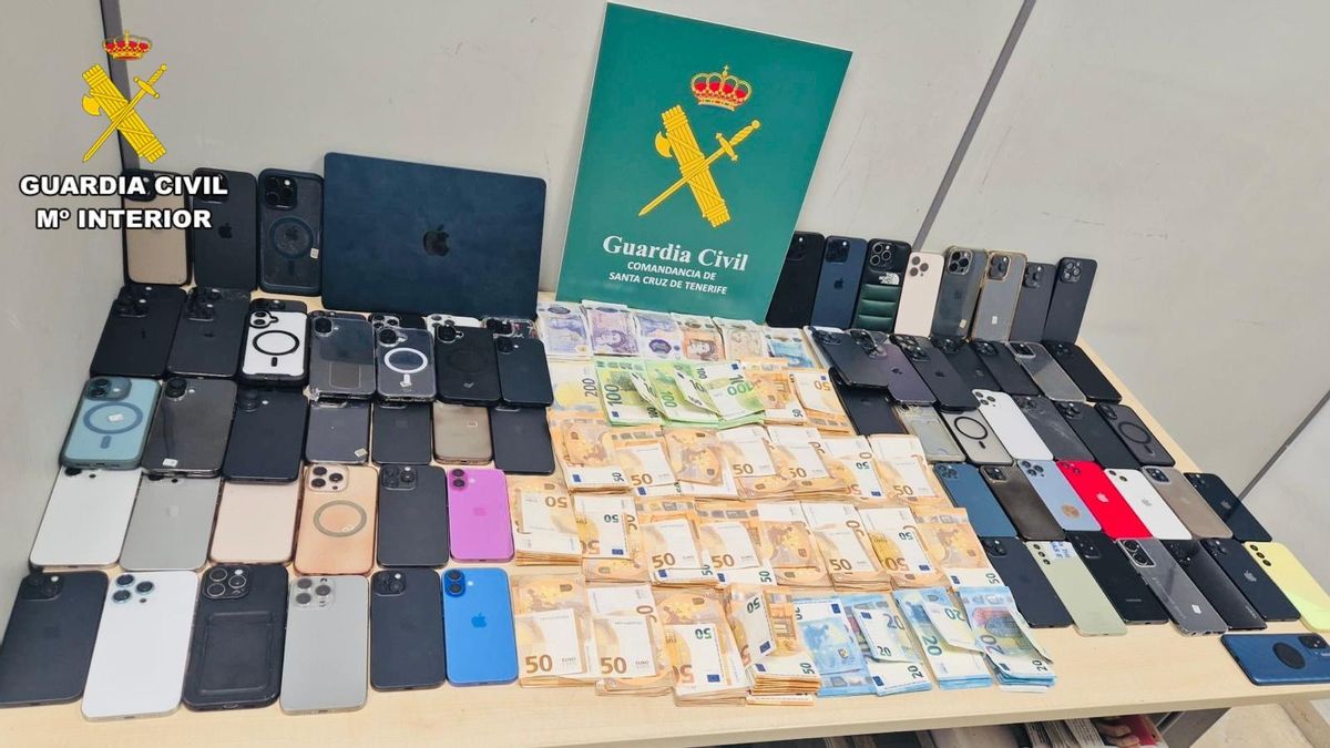 Aparatos electrónicos y dinero en efectivo requisados por la Guardia Civil a un viajero en Tenerife Norte.