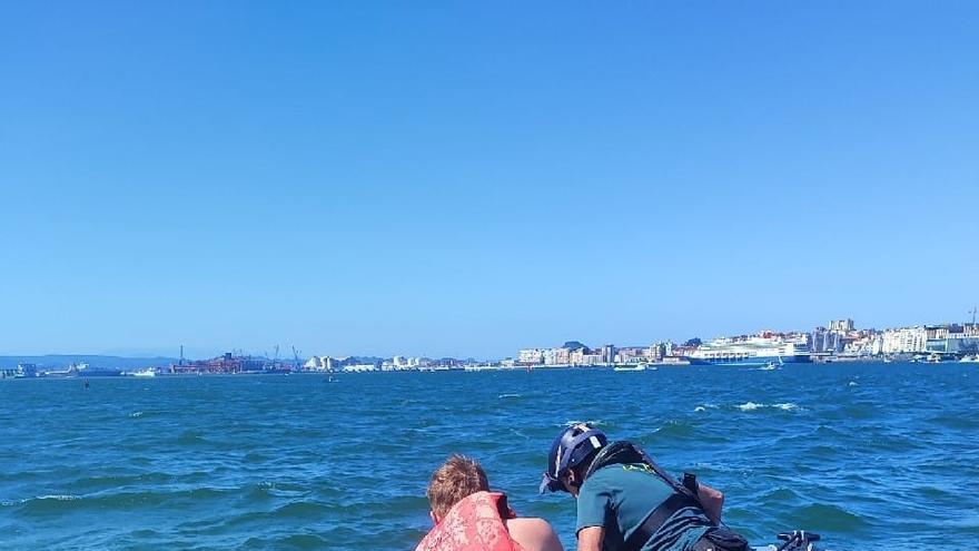 La Guardia Civil rescata a siete jóvenes en Santander mientras practicaban paddle surf