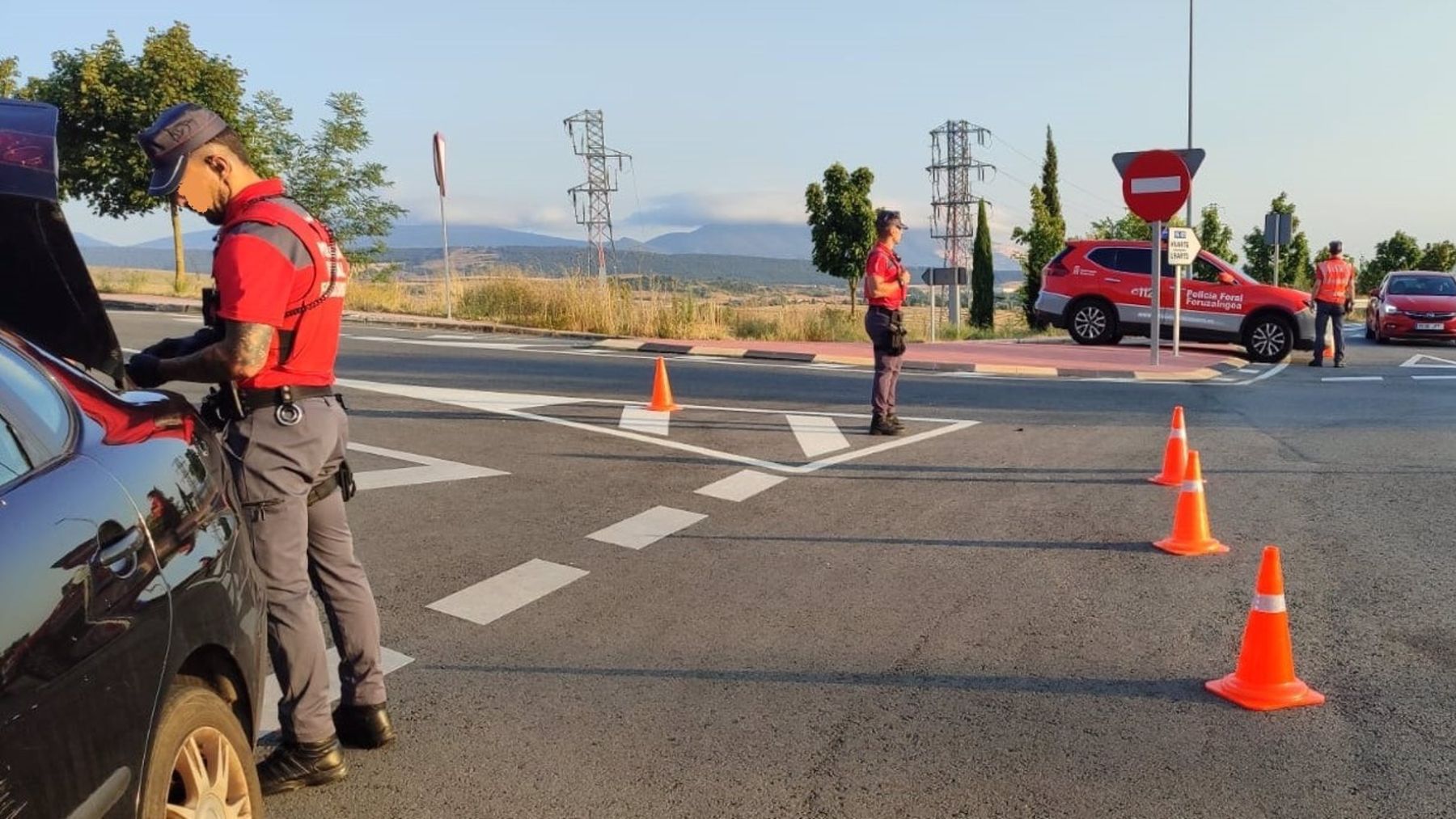 Lo que encontraron en este coche sin ITV en la autopista de Navarra dejó a la Policía Foral sin palabras