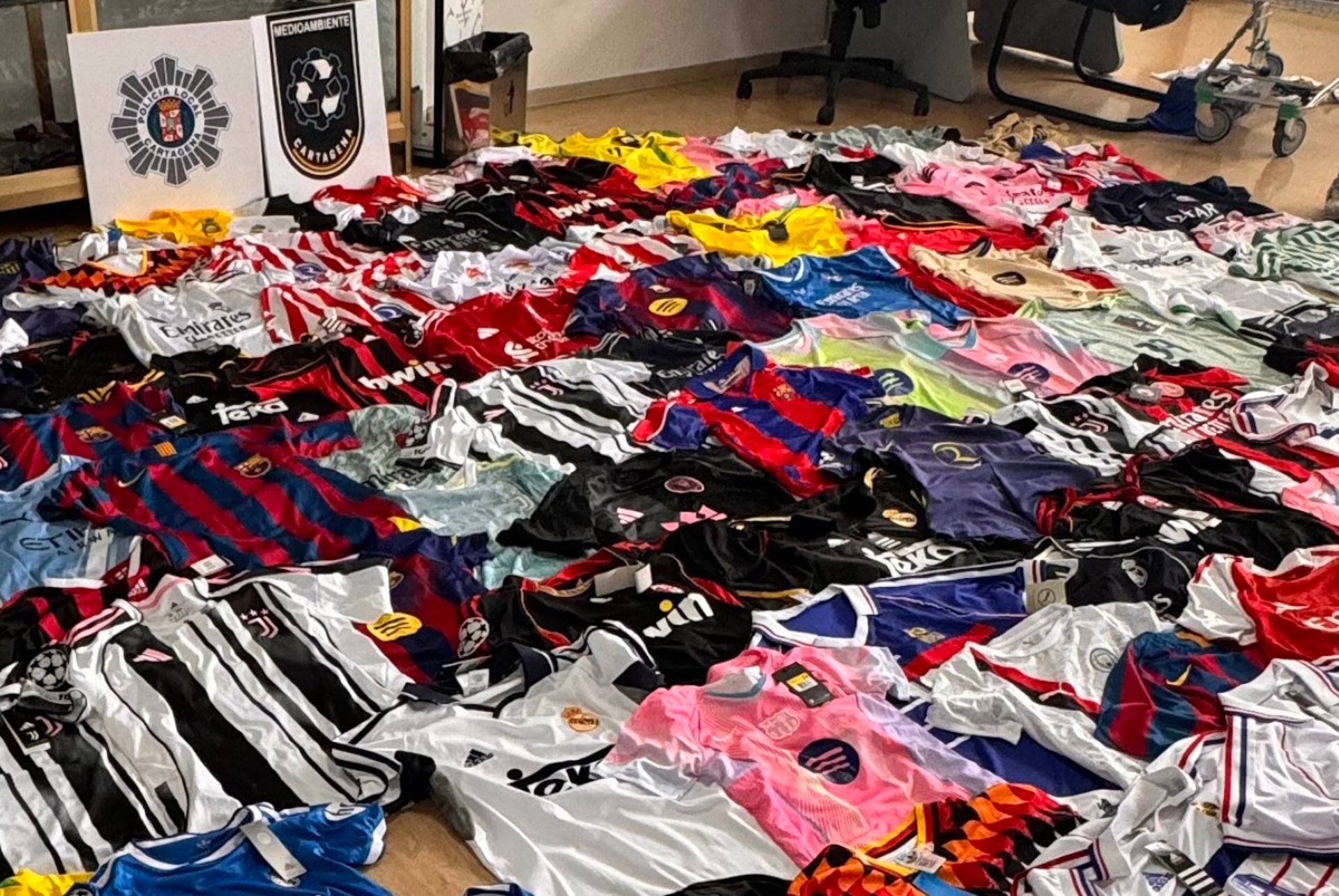 Identifican a más de 20 'gorrillas' y confiscan 500 artículos falsificados en La Manga