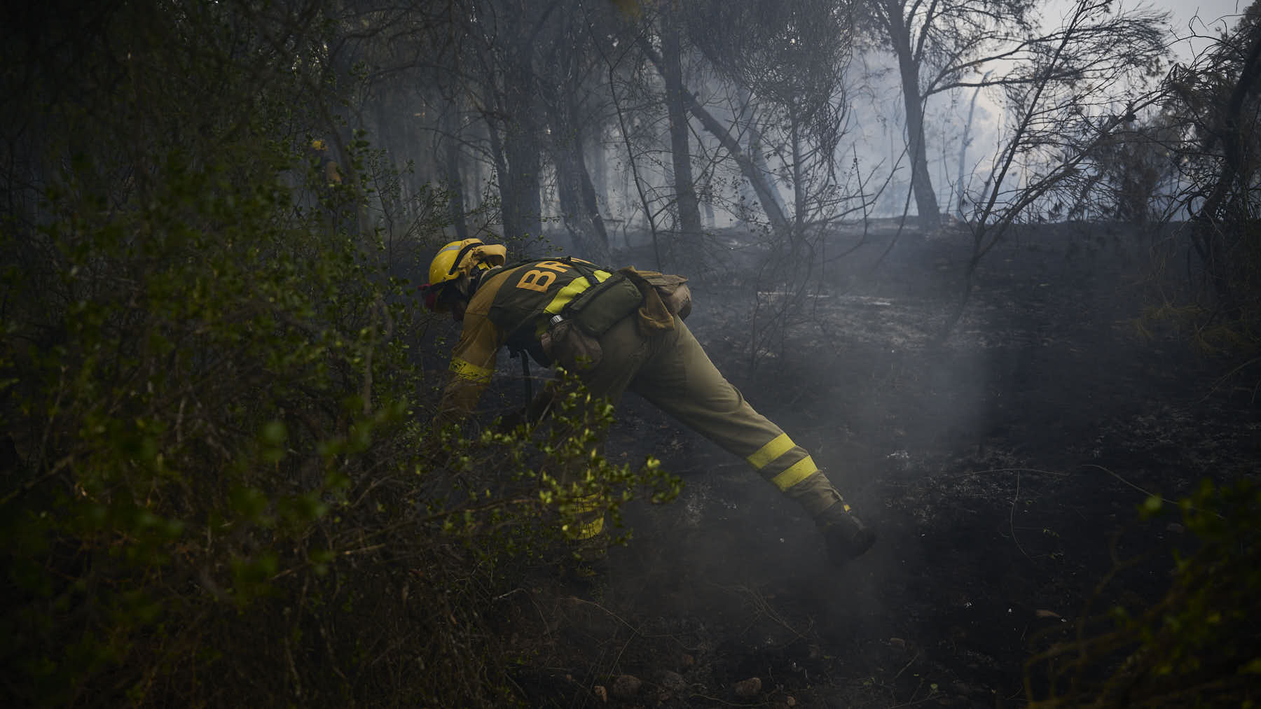 Los bomberos estabilizan incendio en Carcastillo y continúan trabajos para controlarlo