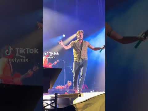 Manuel Carrasco sufre un resbalón en pleno concierto pero sigue cantando como si nada