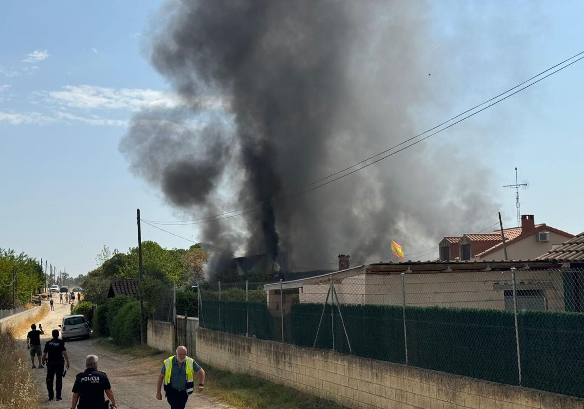 Nuevo incendio en una nave ocupada en las inmediaciones del casco urbano de Navalmoral: Bomberos locales y de poblaciones cercanas intervienen ante la emergencia.