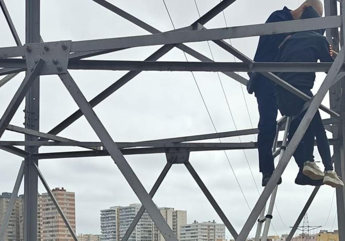 Policía Nacional de Las Palmas de Gran Canaria salva a mujer en peligro en una torre eléctrica