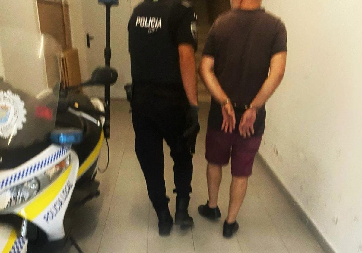 La Policía Local de Navalmoral detiene a un hombre por agresión y amenazas a los agentes