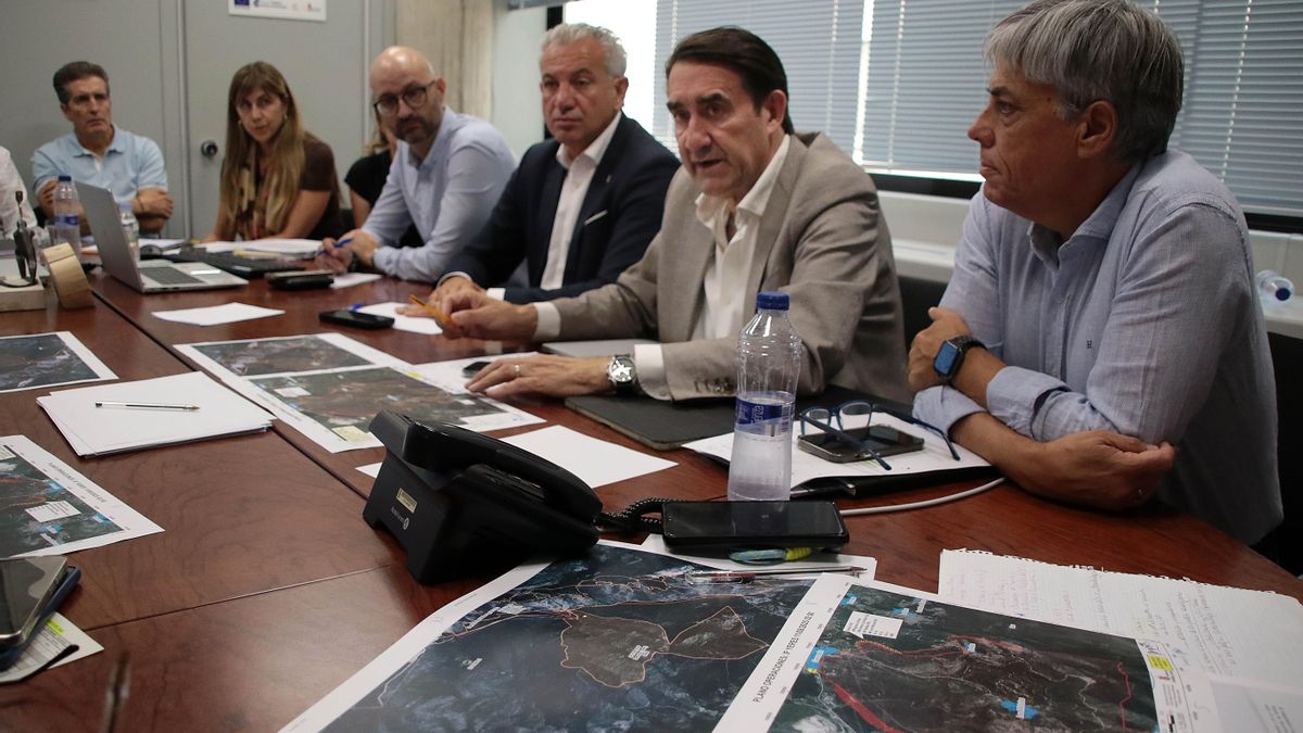 El consejero de Medio Ambiente, Juan Carlos Suárez-Quiñones, hoy en el Cecopi tras los incendios de León.