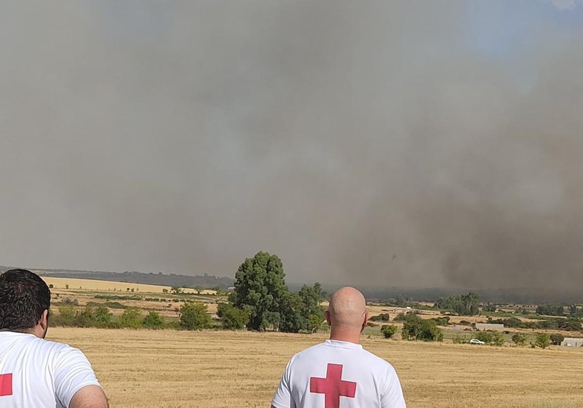 La reactivación del incendio en Aldea del Cano obliga a cortar la N-630