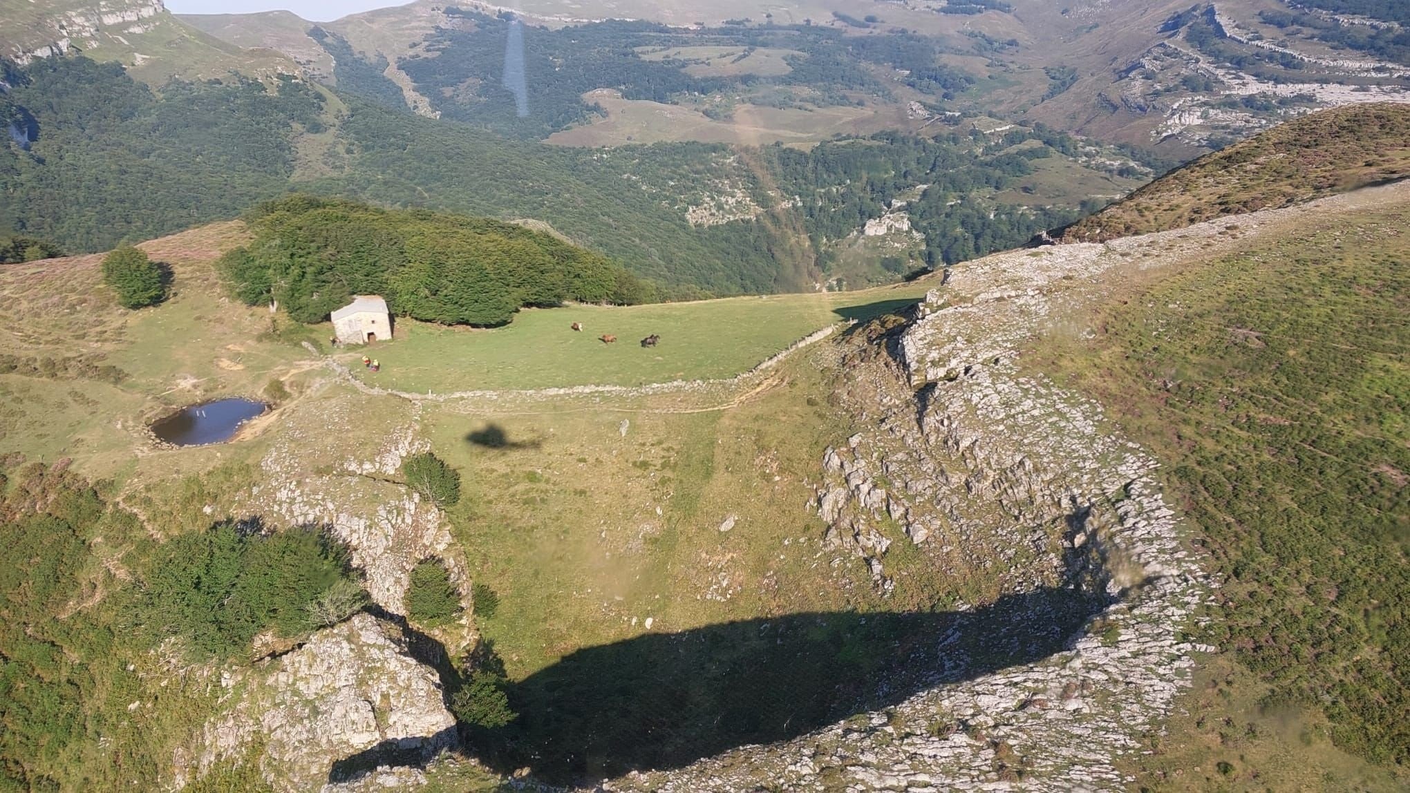 Un alcarreño pasa la noche lesionado en un monte de Cantabria hasta que lo evacúan