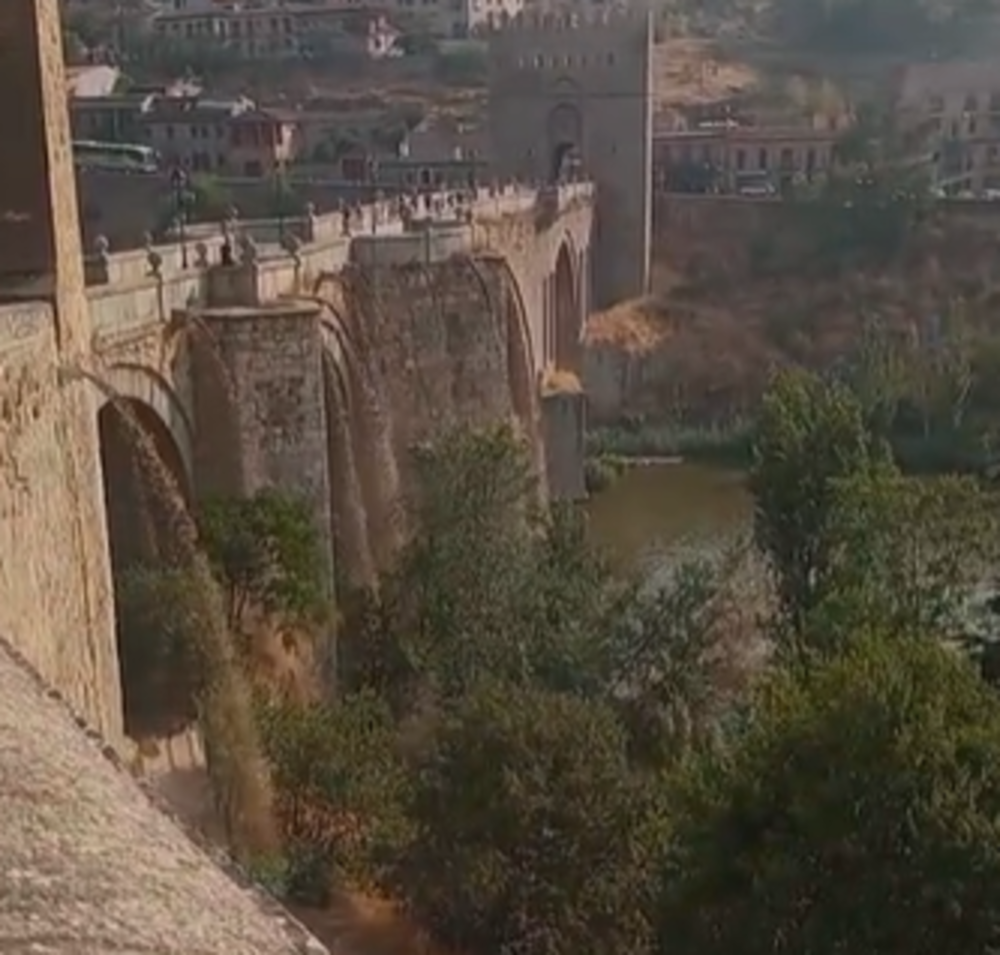 Una tubería rota provoca cascadas en el Puente de San Martín