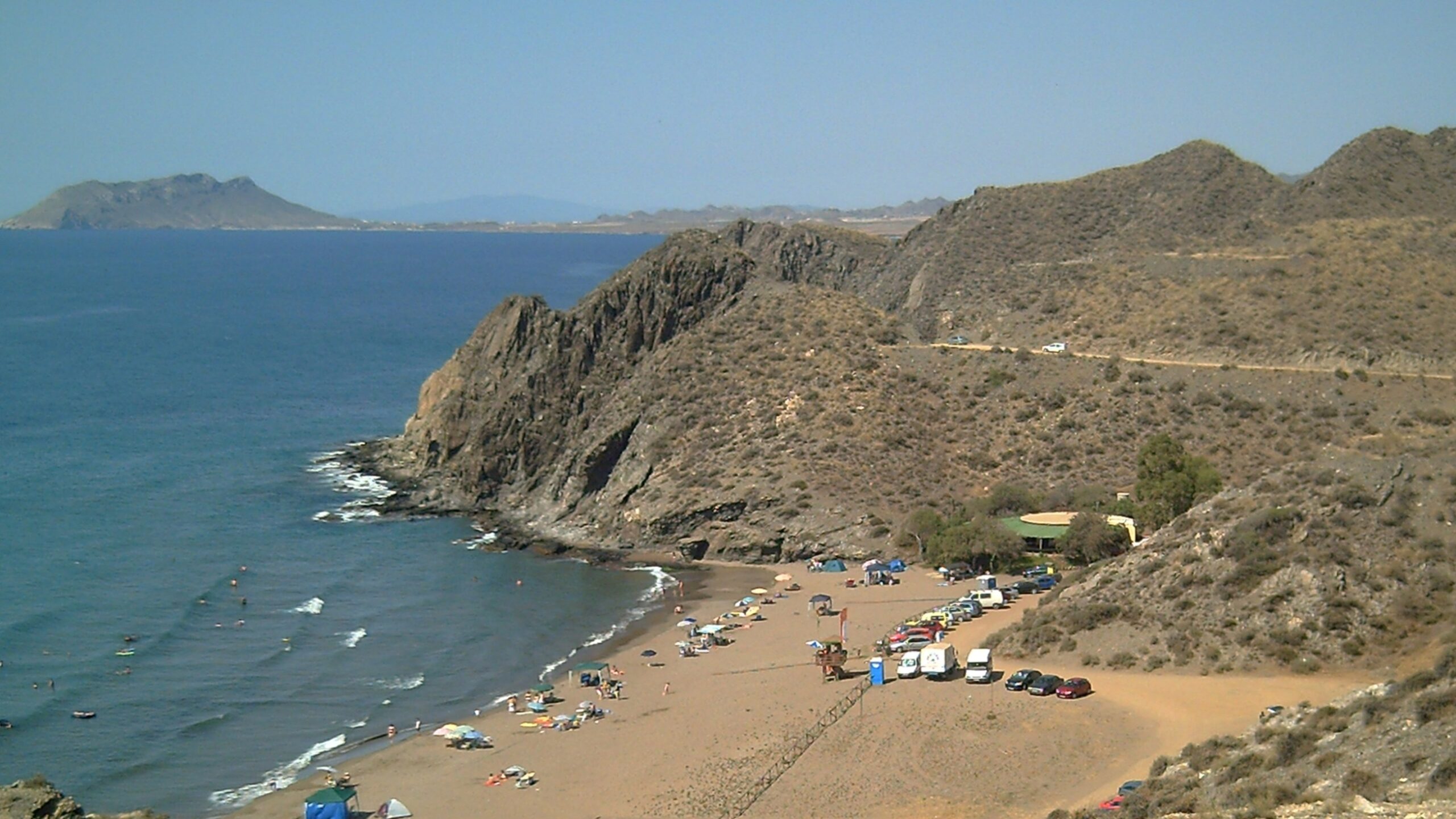 Socorristas rescatan a dos mujeres atrapadas por la corriente en la cala de Puntas de Calnegre