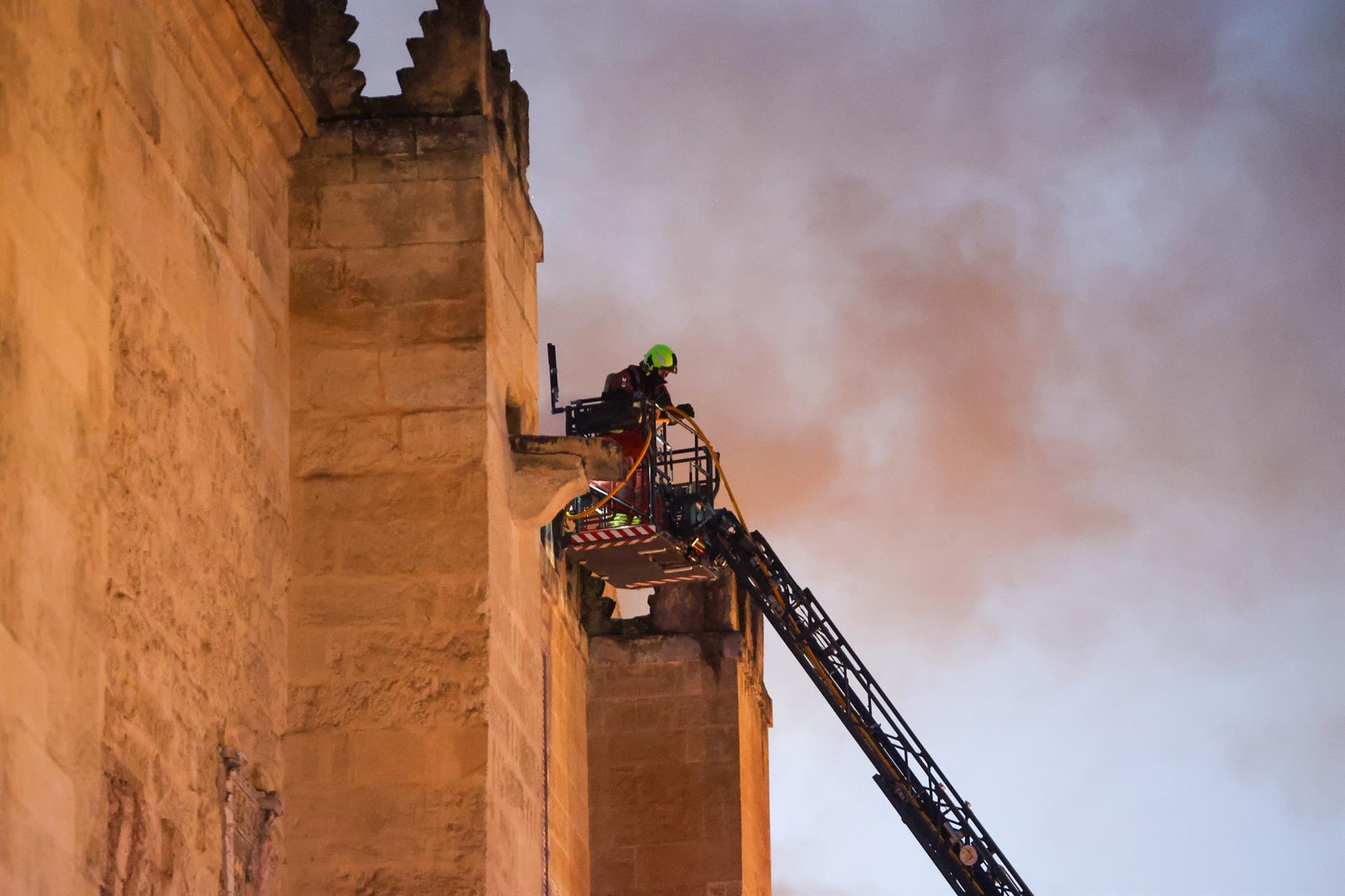 Incendio en la Mezquita de Córdoba: colapsa una bóveda, pero el monumento se salva y reabre sus puertas