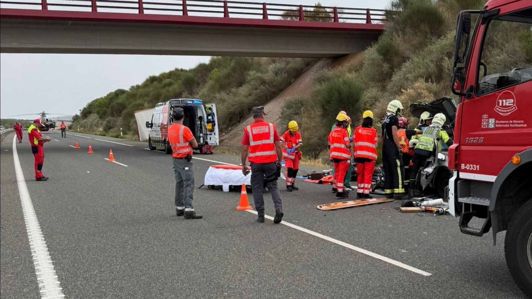 Un tremendo choque frontal entre dos coches en Navarra deja tres heridos con pronóstico reservado