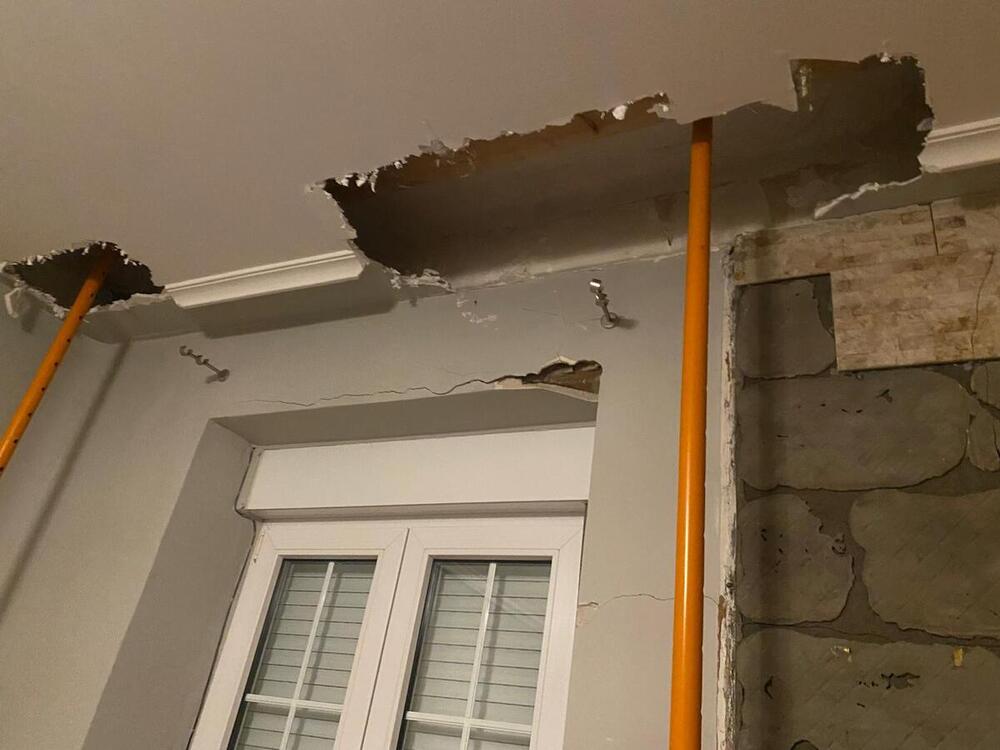Un autobús se empotra en la fachada de una vivienda de Chañe