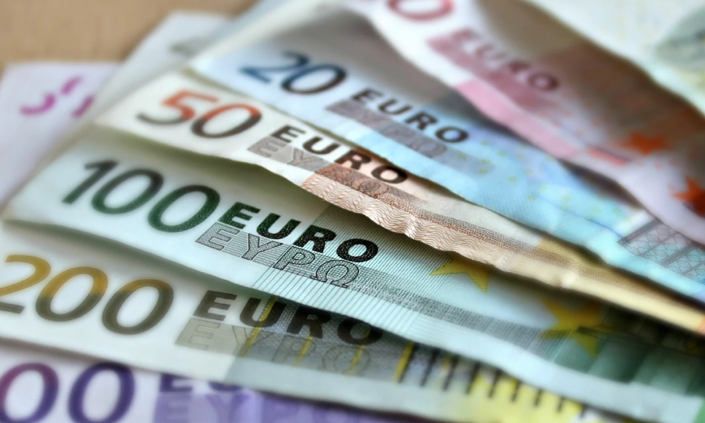 Un cajero de Torre Pacheco expulsa 2.000 euros en billetes y un vecino lo devuelve