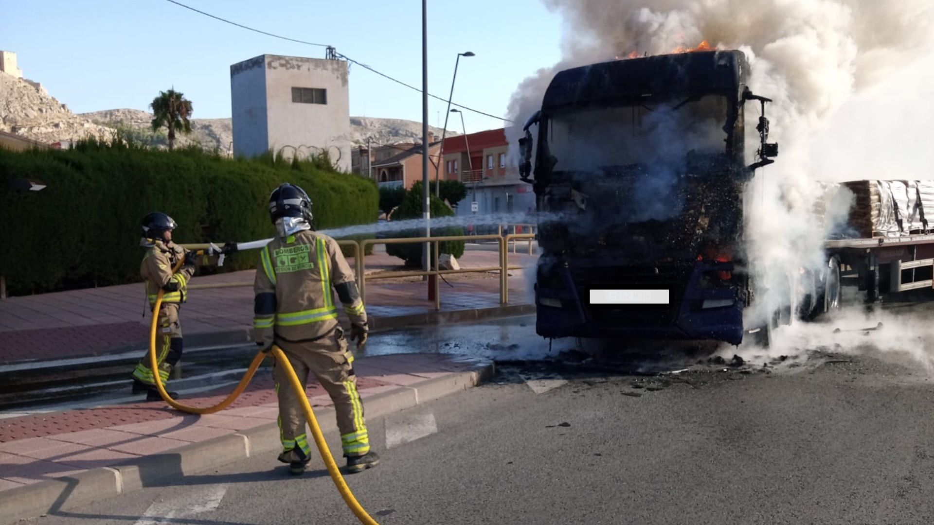 Un camión cargado de material de construcción arde en plena Gran Vía de Mula
