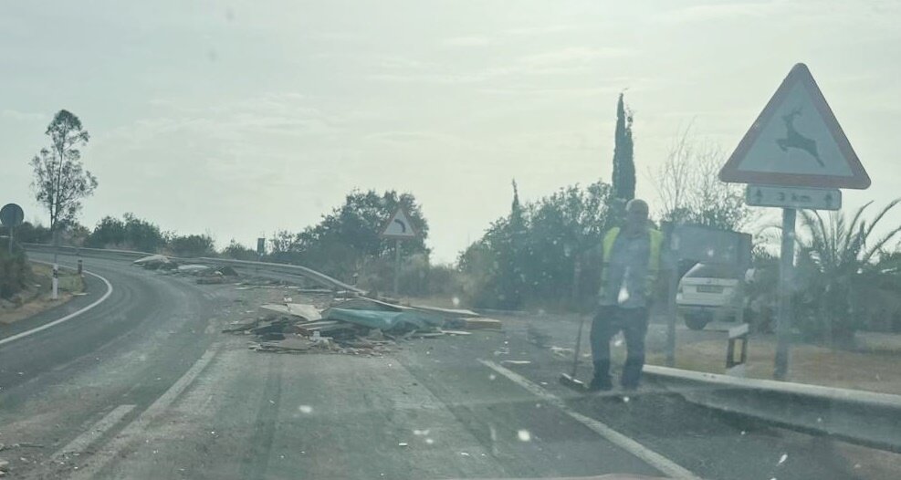 Accidente en la Sierra tras la salida de vía de un camión