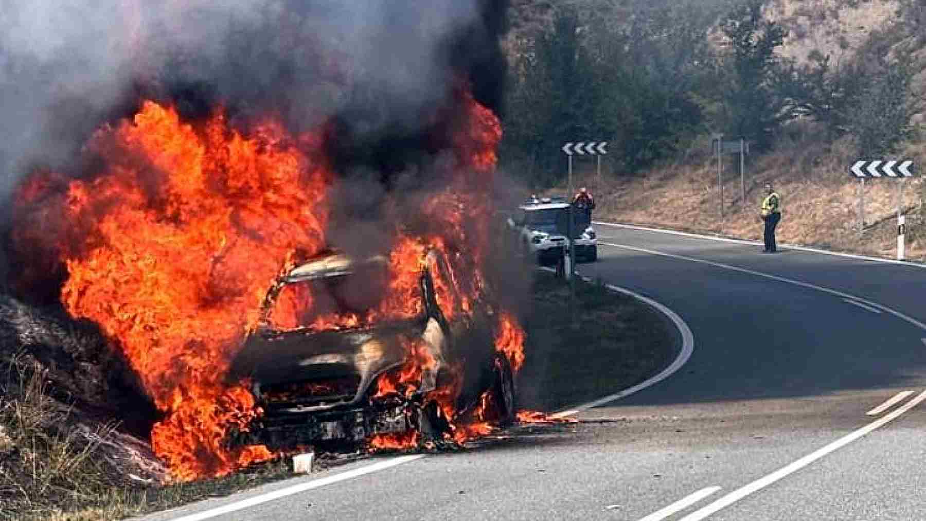 Se le incendia el coche en pleno viaje en Navarra: se bajó del vehículo justo a tiempo