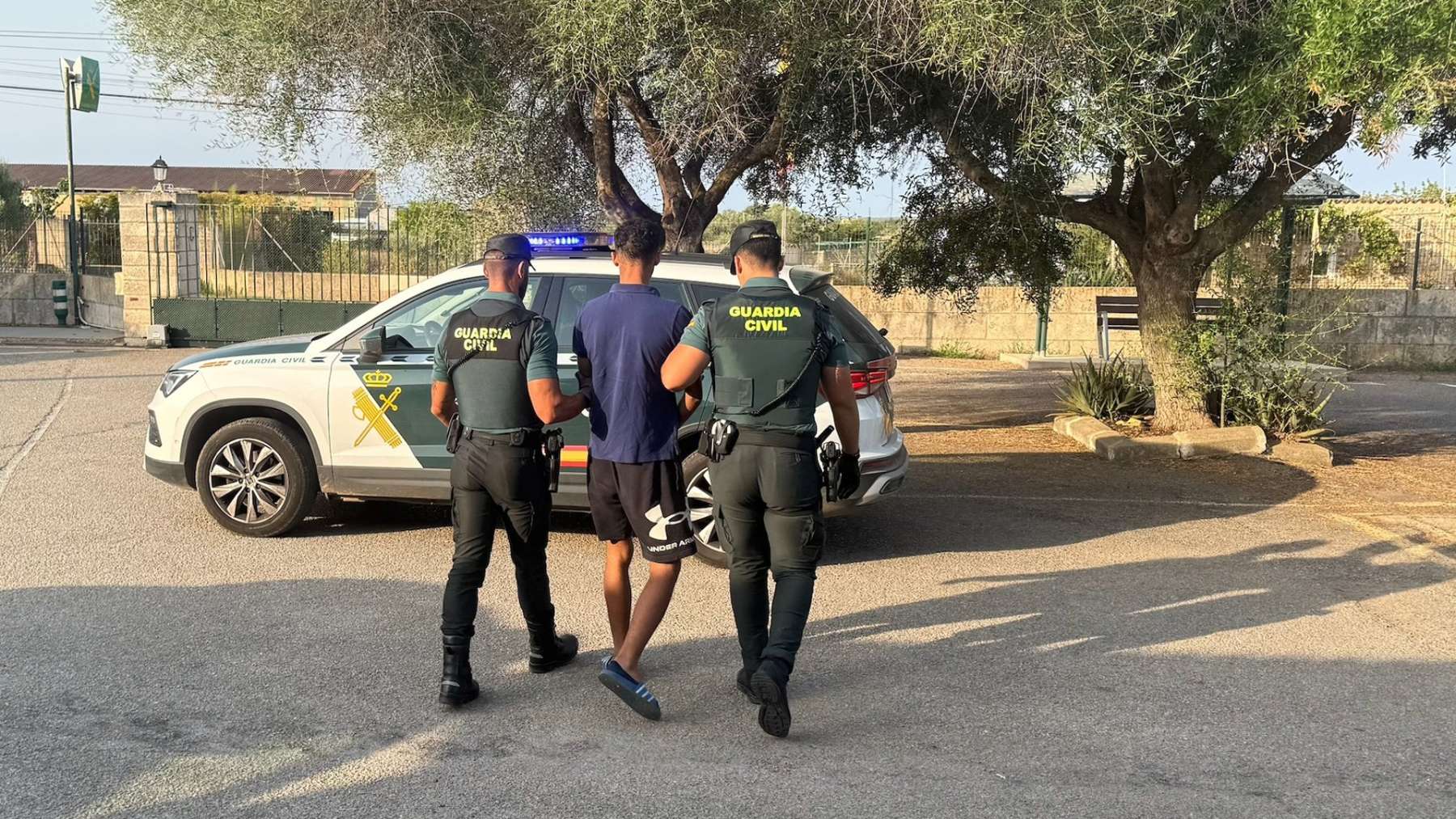 Un guardia civil fuera de servicio detiene a un hombre tras sorprenderlo robando en una caravana