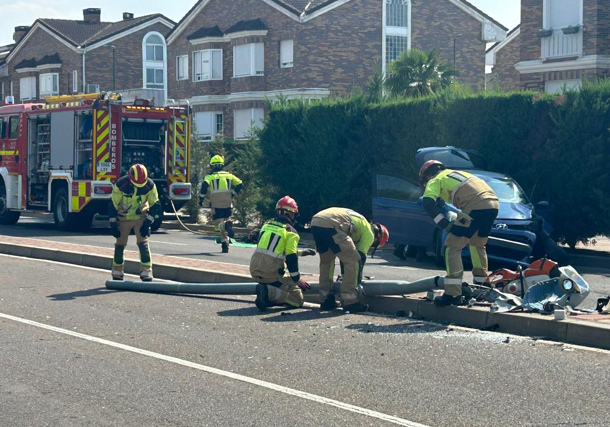 Herida una mujer en Salamanca tras chocarse y destrozar una farola y una señal de tráfico
