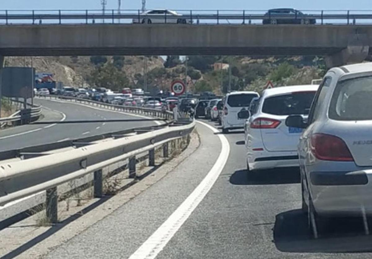 Retención en La Cala del Moral por la explosión del neumático de un tráiler