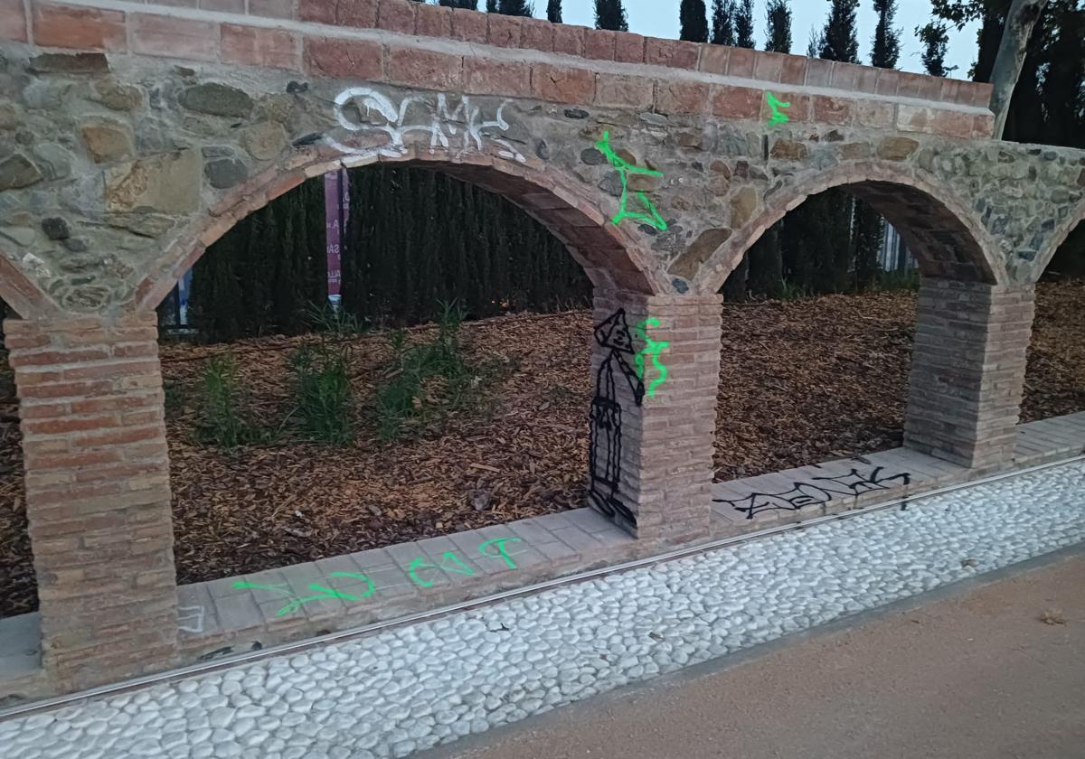 Vandalismo en el flamante Paseo Fluvial del arroyo Granadillas de Rincón de la Victoria