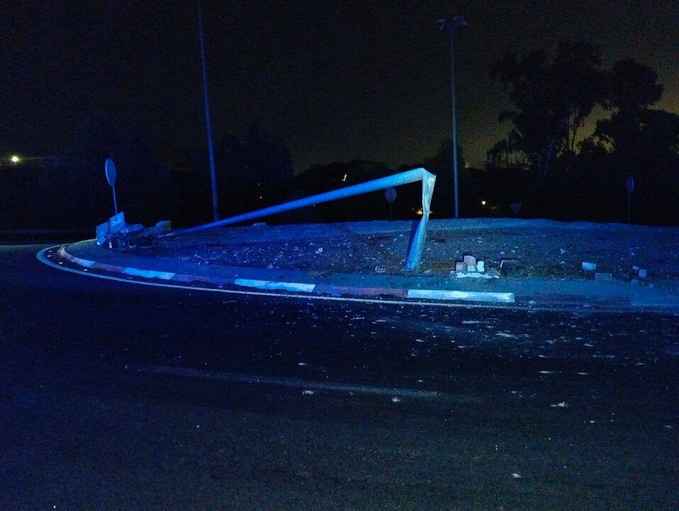Así quedó la farola tras el choque. Fuente: Sab Bomberos Huelva Provincia