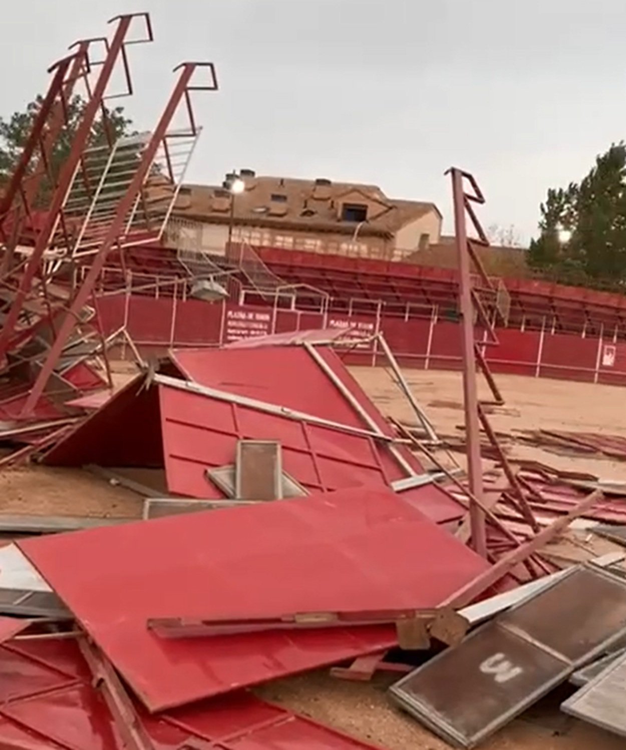 Vendaval destruye plaza de toros en Uceda durante encierro por el campo