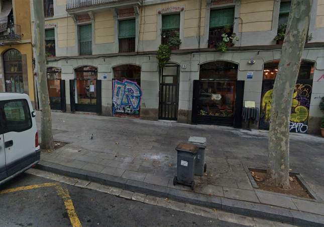 Una pelea entre dos habituales del Raval acaba con uno apuñalado: agresor escapado, buscado por los Mossos