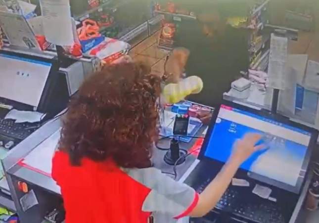 Violento asalto con lejía en gasolinera de Barcelona: mujer rociada en el rostro y robada por un hombre fugitivo