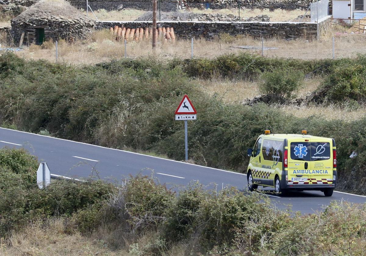 Un camión frigorífico vuelca en la N-620 de Salamanca