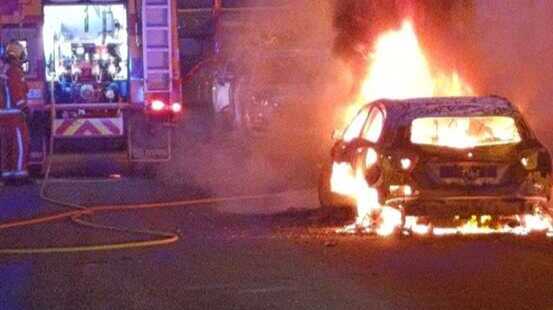 Incendio en Almonte deja un coche completamente calcinado y daños leves en una vivienda