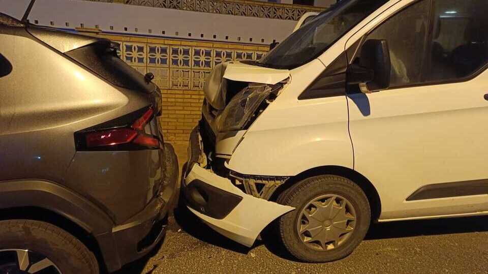 Conductor se empotra contra dos vehículos estacionados en Matalascañas por un solo despiste